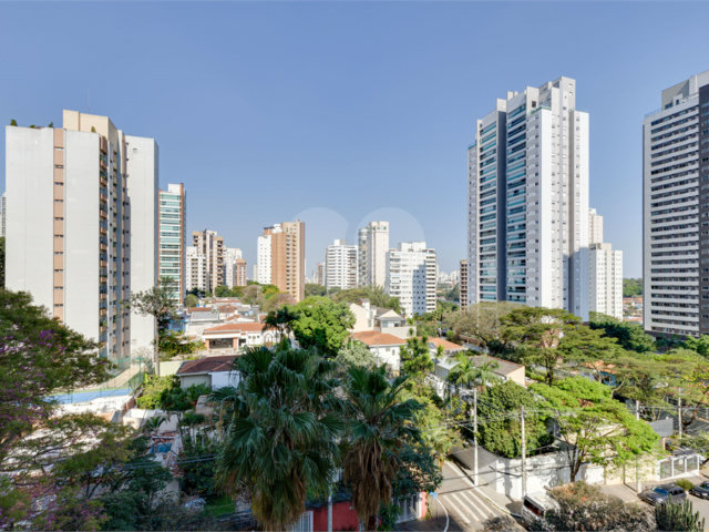 Apartamento à venda com 4 quartos, sendo 2 suítes,  em Campo Belo, São Paulo, SP