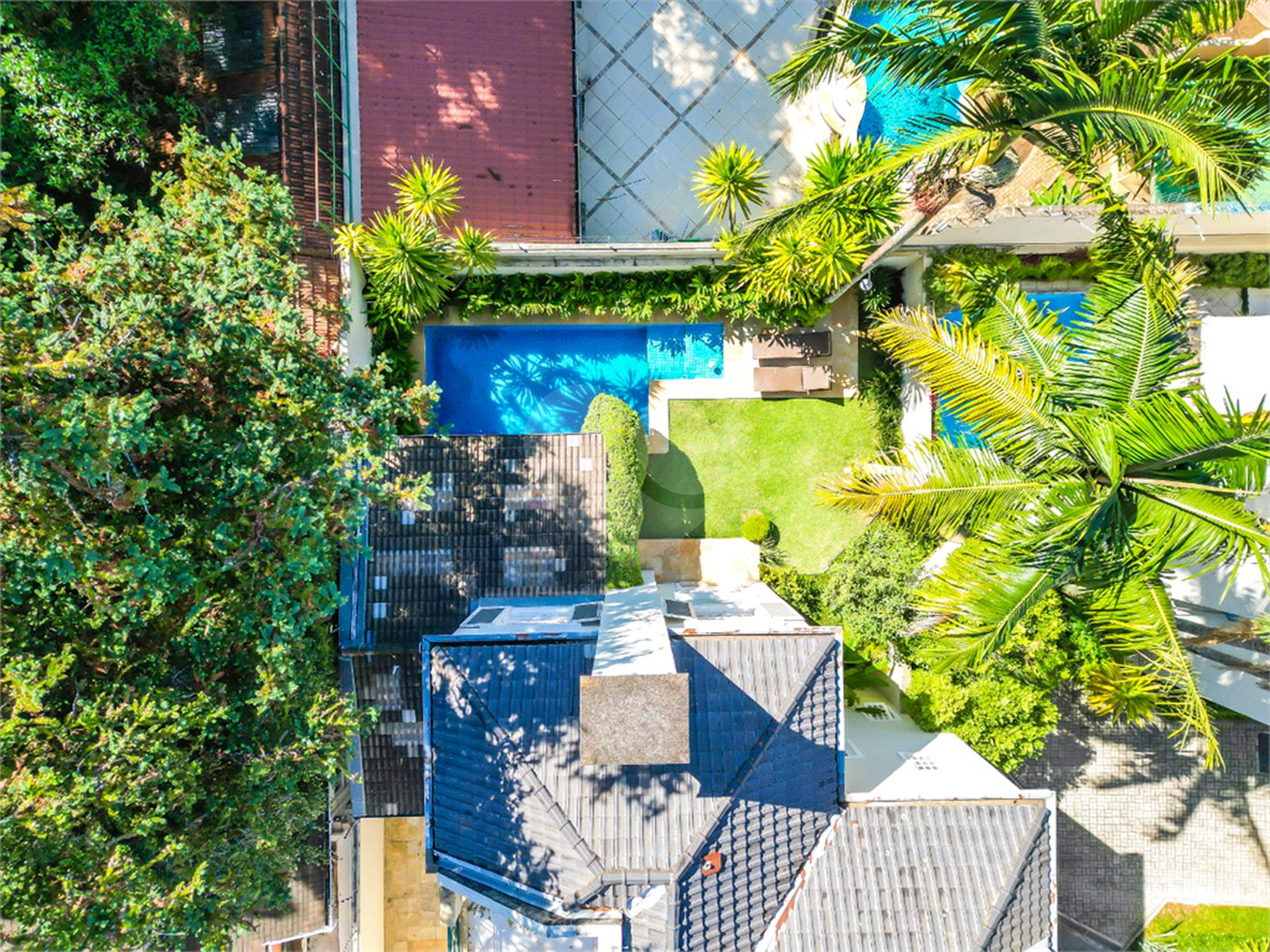 Casa à venda com 5 quartos, sendo 4 suítes, no condomínio Bounganville, São Paulo - SP