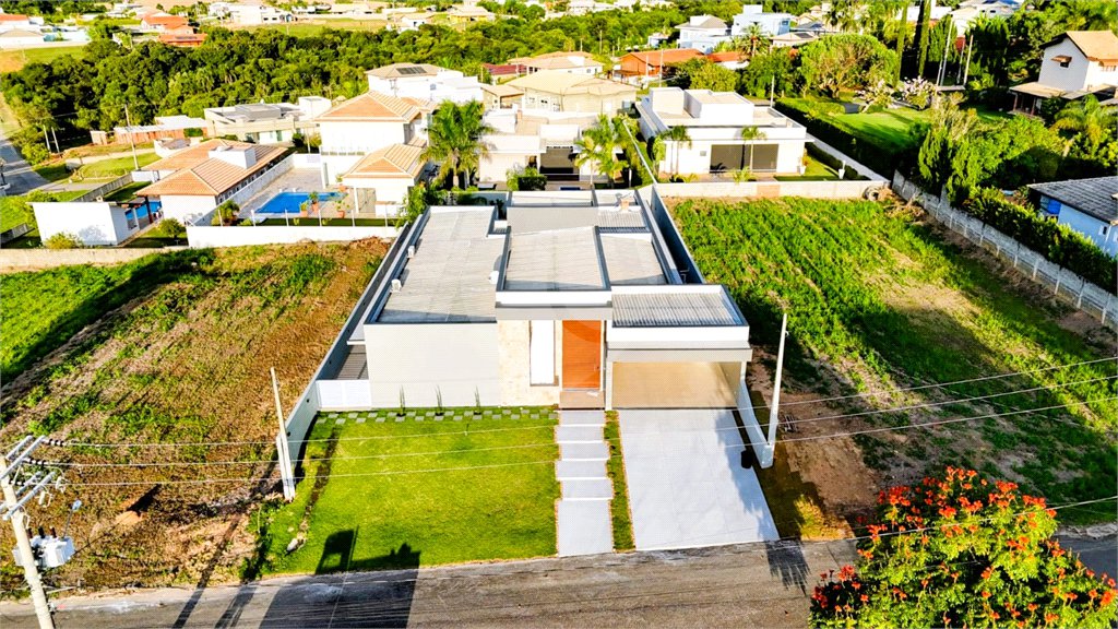 Casa à venda com 3 quartos, sendo 2 suítes, no condomínio Village da Serra, Araçoiaba da Serra - SP