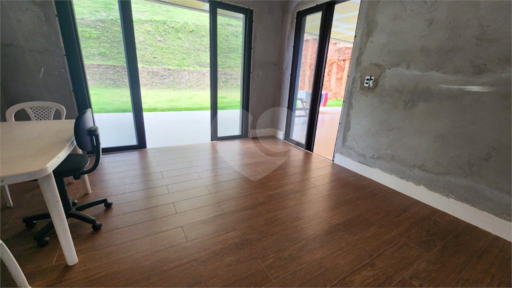 Casa à venda com 3 suítes no condomínio Residencial Jardim Primavera, Louveira - SP