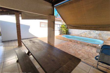 Casa á venda na Avenida Pau Brasil.
