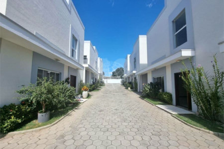 Casa à venda com 3 quartos, sendo 1 suíte, no condomínio Caruatinga, Atibaia - SP
