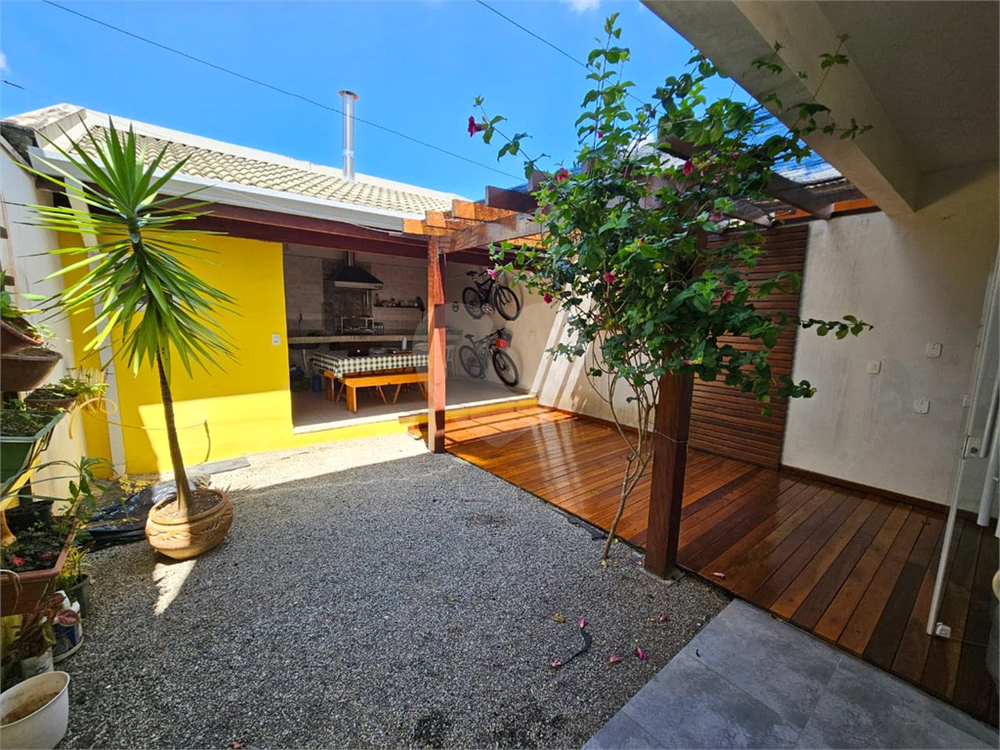 Sobrado à venda com 3 quartos, sendo 1 suíte,  em Residencial Colinas, Mogi das Cruzes, SP