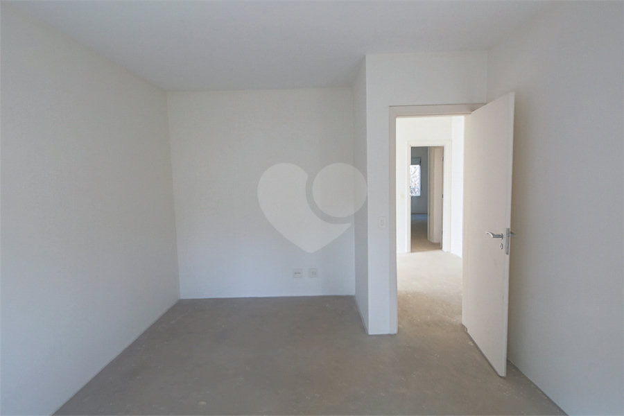 Casa à venda com 4 quartos, sendo 2 suítes, no condomínio Bristol Village, São Paulo - SP