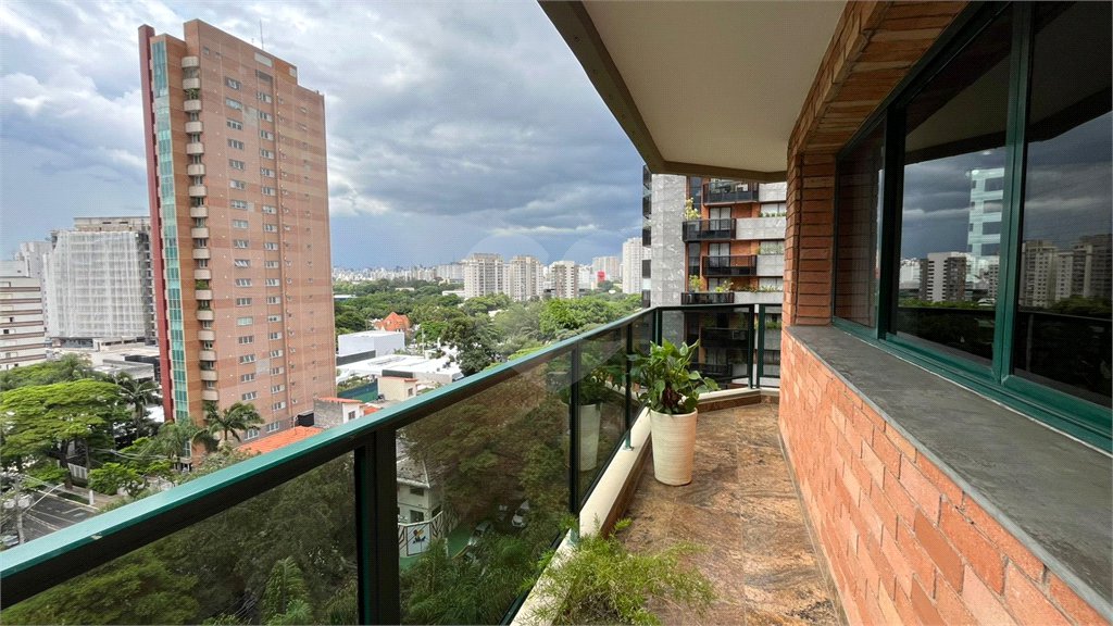 Apartamento à venda com 3 suítes em Moema, São Paulo, SP