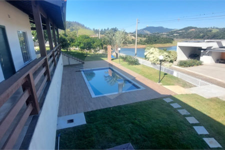 Casa à venda com 3 suítes no condomínio Riviera dos Pássaros, Joanópolis - SP