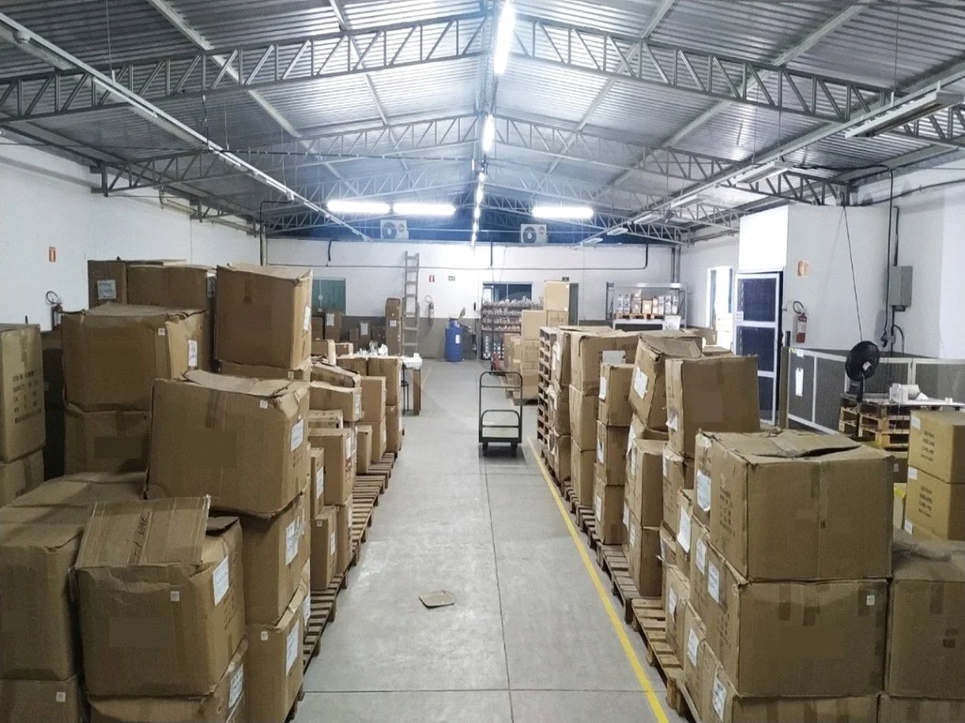 Galpão com 1155m² , 6 banheiros , sendo 2 vestiários , atualmente com 13 vagas , podendo chegar a 17 , à venda na Vila Principe de Gales em Santo André.