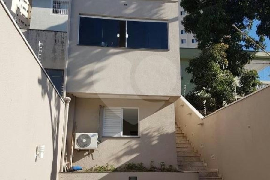 Sobrado à venda com 4 quartos, sendo 2 suítes, em Parque Maria Domitila, São Paulo, SP