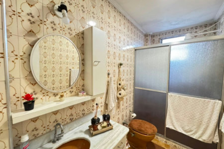 Apartamento com 2 dormitórios e suíte + dependência de serviço completa na Ponta da Praia – Localização privilegiada próximo à Praça Dino Bueno