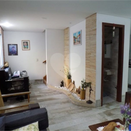 Casa à venda com 3 quartos, sendo 1 suíte, no condomínio Morada dos Pinheiros, São Paulo - SP