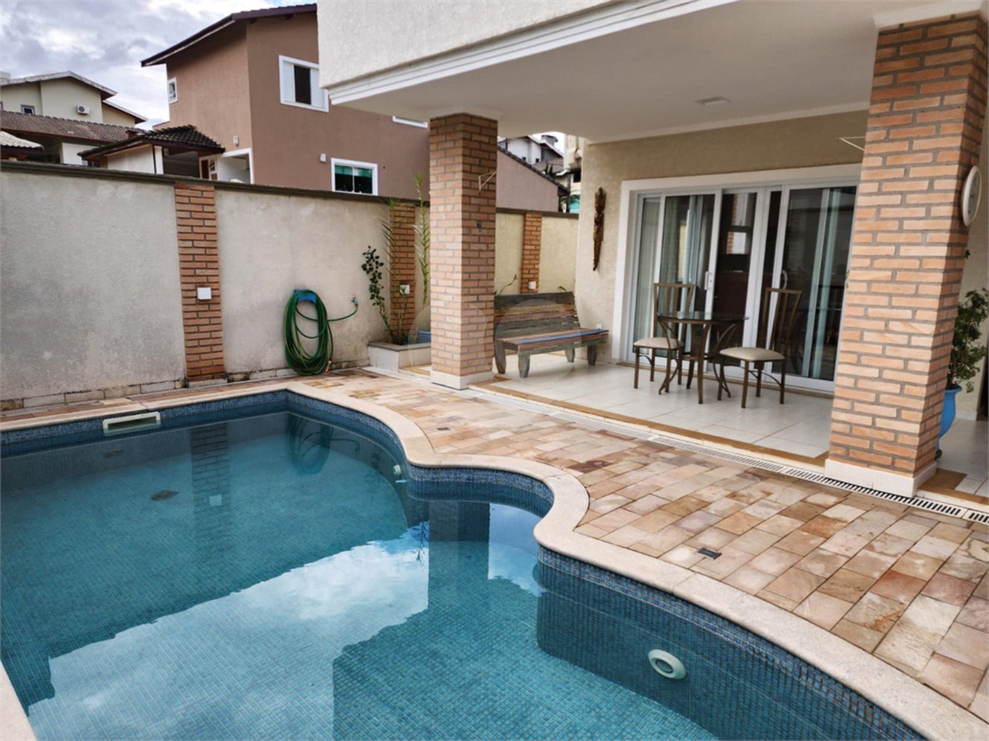 Casa à venda com 4 suítes no condomínio Pedra Grande, Atibaia - SP