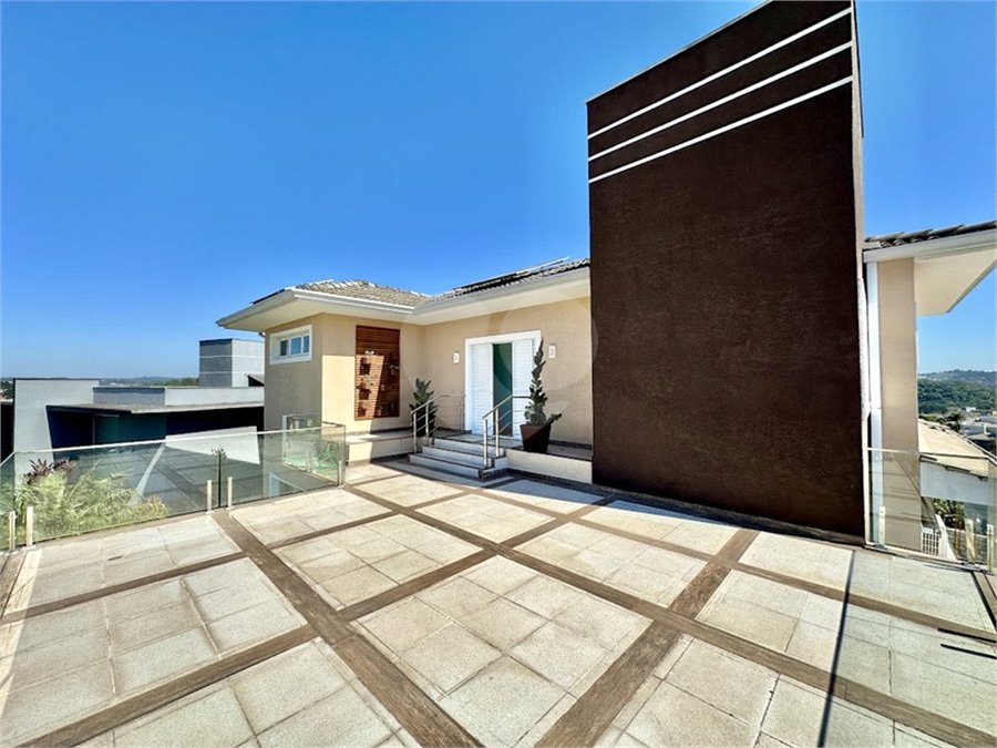 Casa à venda com 3 suítes no condomínio Golf Village, Carapicuíba - SP