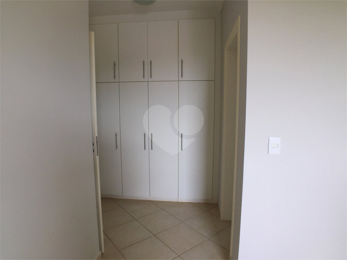 Casa à venda ou para alugar com 3 suítes no condomínio Recanto dos Paturis, Vinhedo - SP