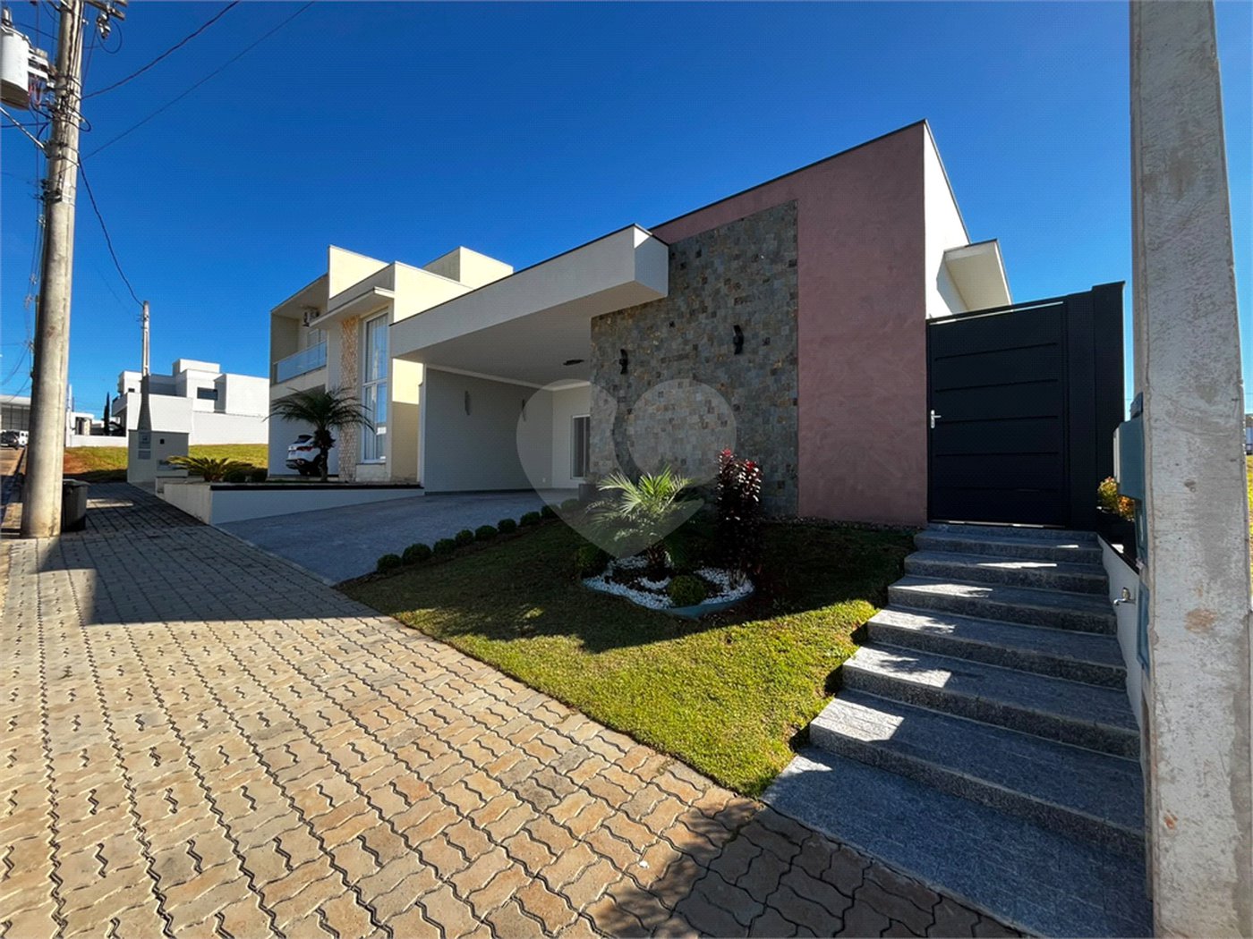 Casa à venda com 3 quartos, sendo 1 suíte, no condomínio Residencial Golden Ville, Itapetininga - SP