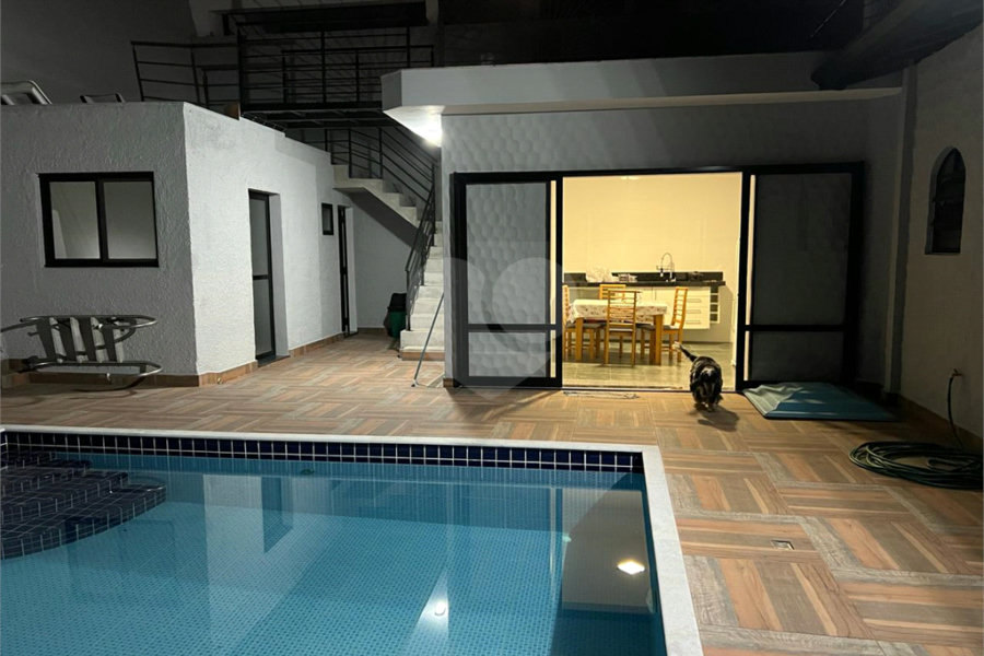 Casa à venda com 4 quartos, sendo 2 suítes,  no Centro, Serra Negra, SP