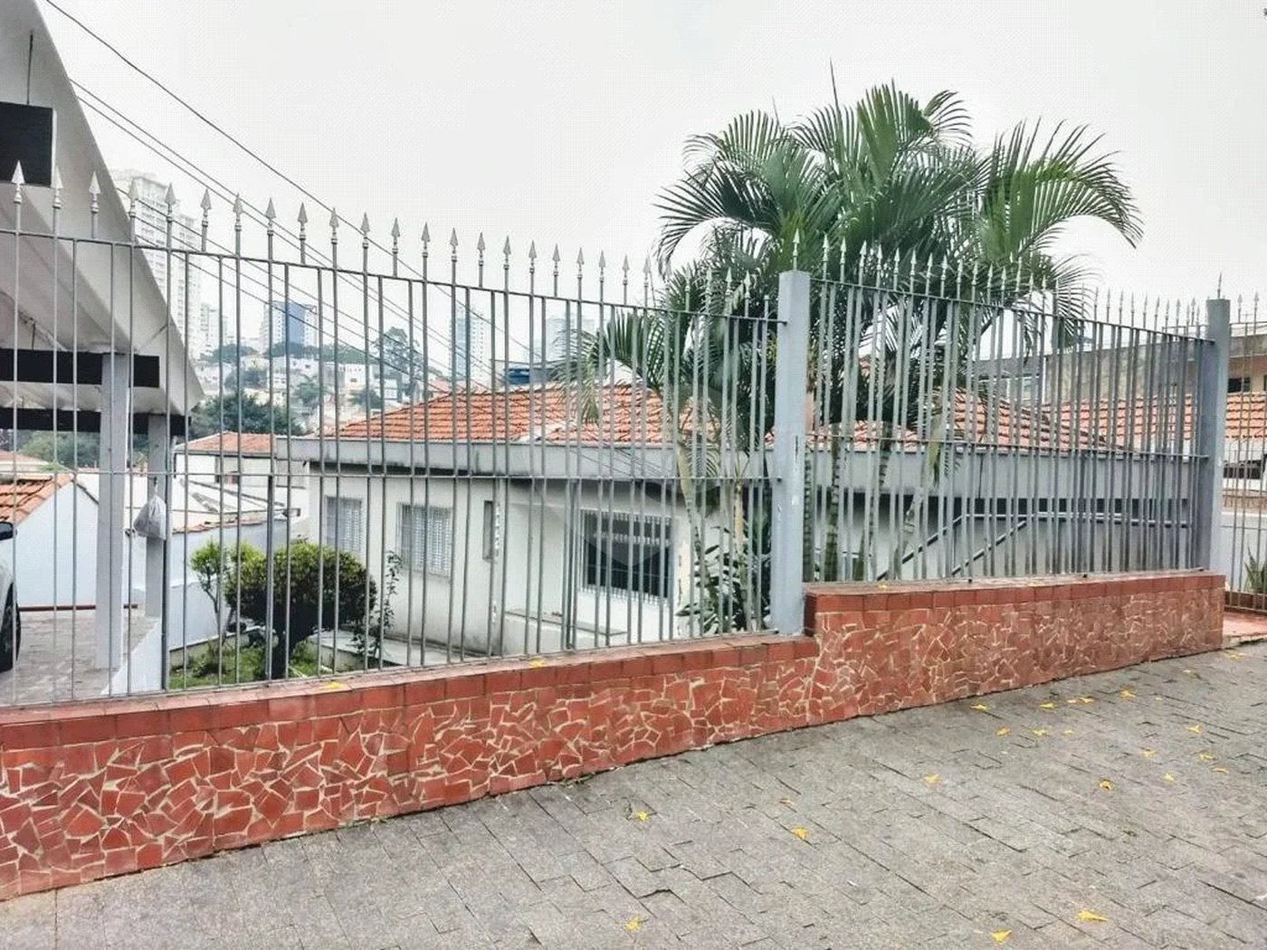 CASA TÉRREA À VENDA NA MOOCA - COM PORTEIRA FECHADA.