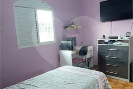 Sobrado espaçoso em São Miguel Paulista com 5 dormitórios e 5 vagas.
