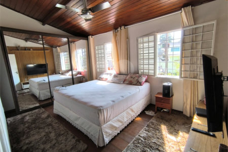 Casa à Venda no Santa Marta com 3 Suítes e Piscina
