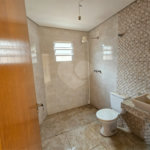 Casa à venda com 4 quartos, sendo 1 suíte,  no condomínio Jardim Shangri-lá, Atibaia - SP