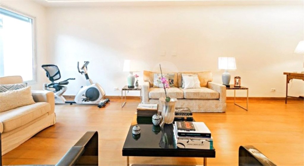 Casa à venda com 4 quartos, sendo 1 suíte, em Jardim Europa, São Paulo, SP