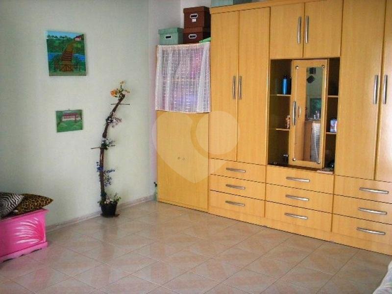 Sobrado à venda com 4 quartos, sendo 1 suíte, em Vila Nivi, São Paulo, SP