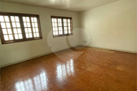 Sobrado à venda com 5 quartos, sendo 2 suítes,  em Vila Oliveira, Mogi das Cruzes, SP
