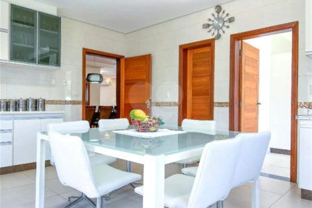 Casa à venda com 3 suítes no condomínio Portal do Lago, Valinhos - SP
