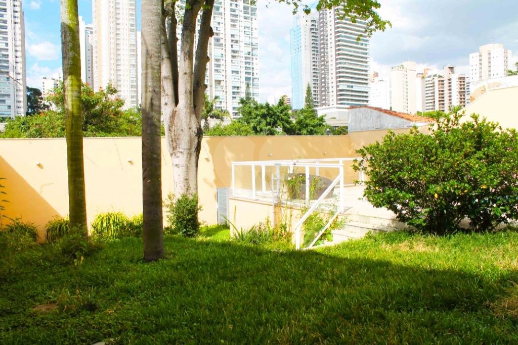 Casa Térrea à venda ou para alugar com 3 suítes em Brooklin Velho, São Paulo, SP