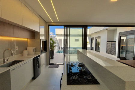Indaiatuba - Sp - Condominio Maria Candida - R$ 2.250.000,00 - 3 suítes, sendo 1 master com closet e banheiro com duas cubas e dois chuveiros - Escritório - Piscina em Alvenaria aquecida e Hidro com Iluminação - Ar Condicionado instalado em todos os quartos, escritorio, sala e area gourmet