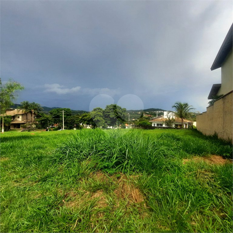 Lindo terreno de 450m², localizado no Condomínio Vilaggio Caprirccio