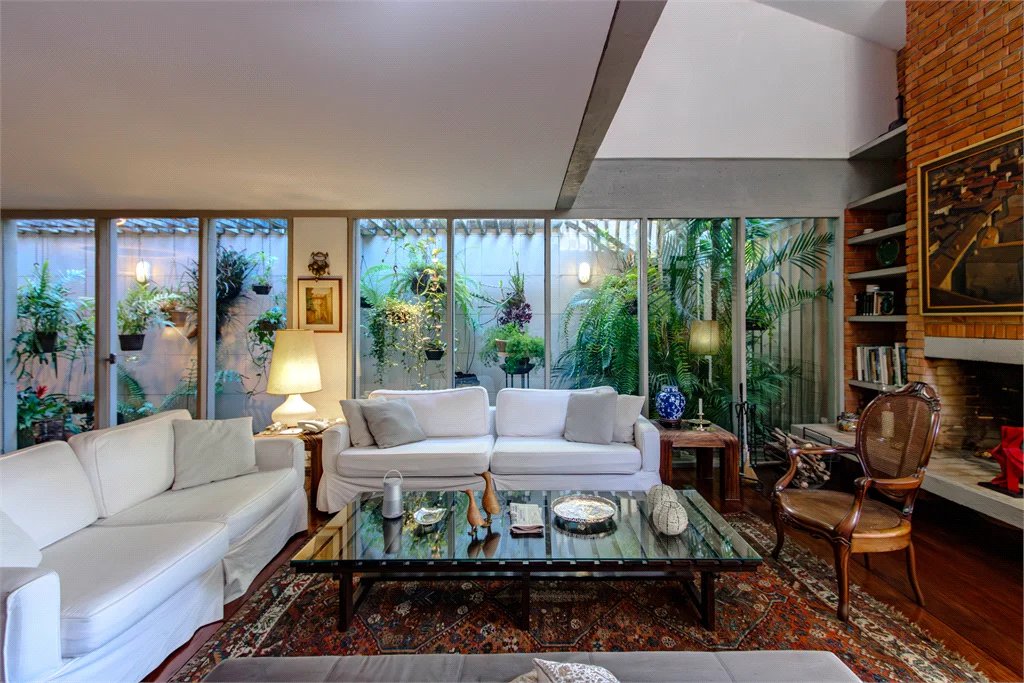 Casa à venda com 4 quartos, sendo 1 suíte,  em Jardim Leonor, São Paulo, SP