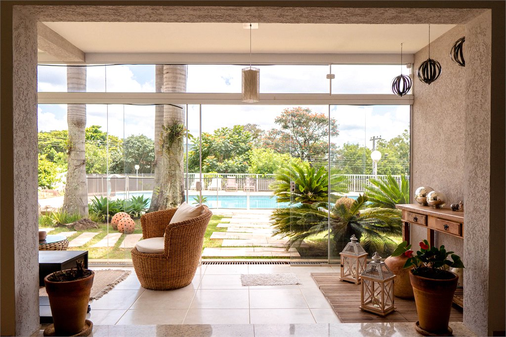Casa à venda com 5 quartos, sendo 4 suítes, no condomínio Flamboyant, Atibaia - SP