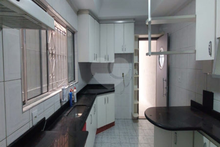 Casa Sobrado à venda de 4 dormitórios sendo 1 suíte e 2 vagas na Saúde