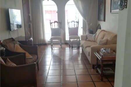 Casa á venda de 110m² com 3 dormitórios 1 suíte e 2 vagas de garagem