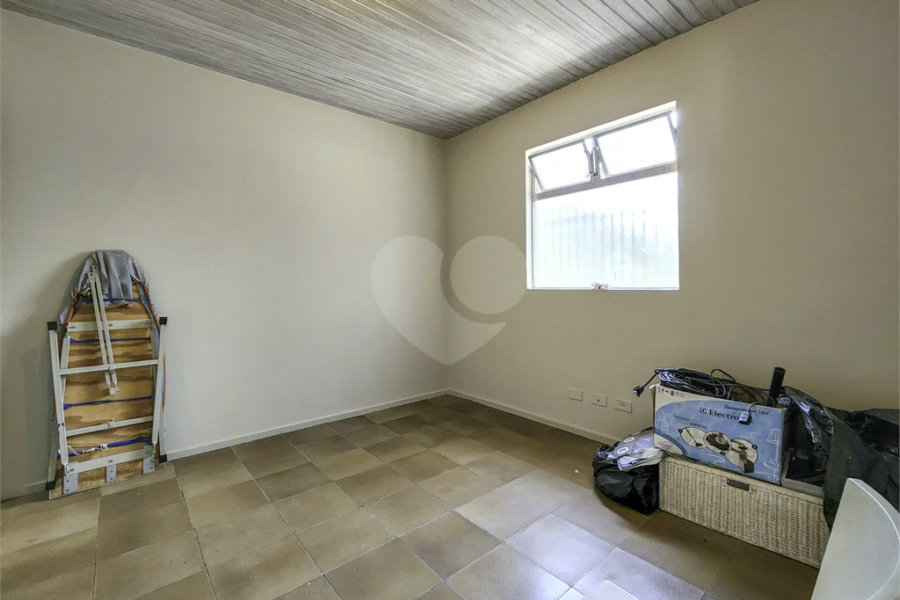 CASA EM RUA FECHADA NA REGIÃO DO MORUMBI / REGIÃO DO CLUBE PAINEIRAS