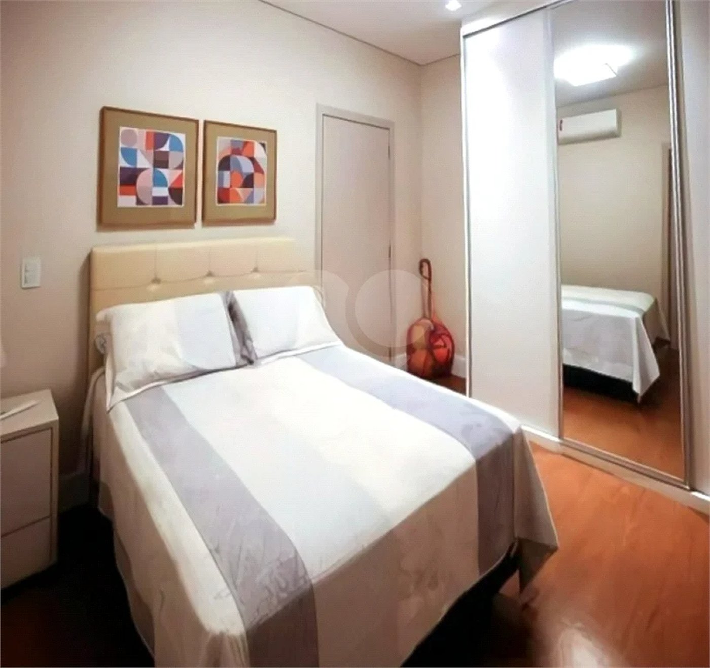 Casa de Alto Padrão em Condomínio com 4 suítes.