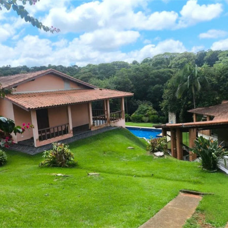 Casa à venda com 3 suítes no condomínio Granja Verediana, Ibiúna - SP