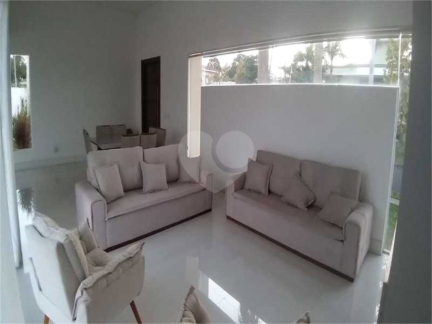 Casa à venda com 5 quartos, sendo 4 suítes, no condomínio Village Saint Charbel, Araçoiaba da Serra - SP