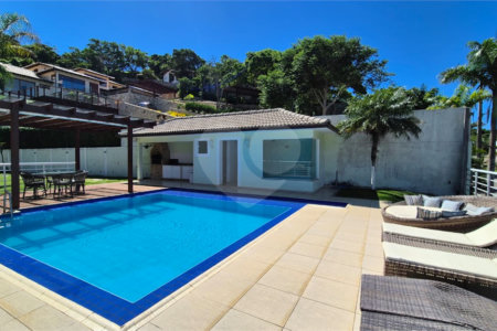 Casa à venda com 6 quartos, sendo 4 suítes, em Ferradura, Armação dos Búzios, RJ