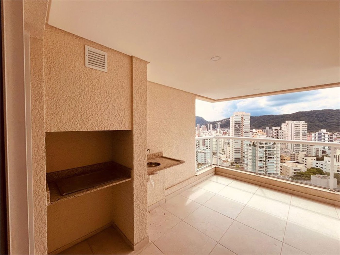 Apartamento com Varanda Gourmet em Condomínio Clube na Enseada – 2 Dormitórios