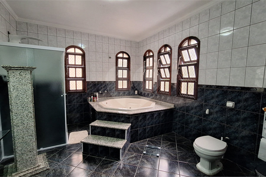 Sobrado à venda com 4 quartos, sendo 1 suíte, em Tremembé, São Paulo, SP
