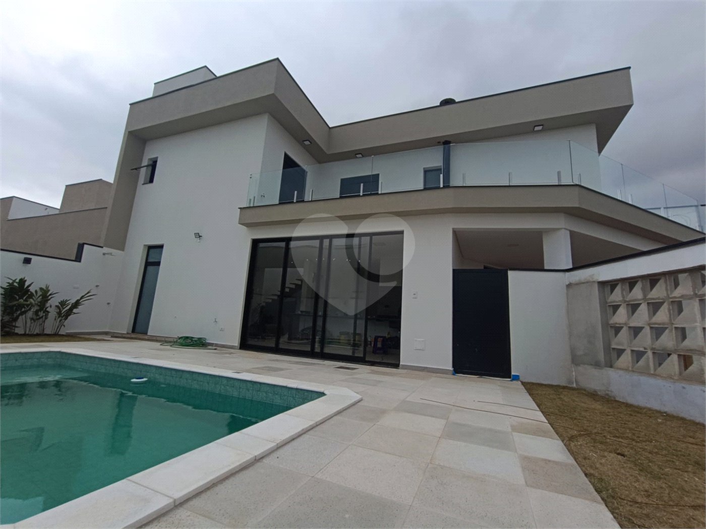 Casa à venda com 3 suítes no condomínio Terras da Estância, Paulínia - SP