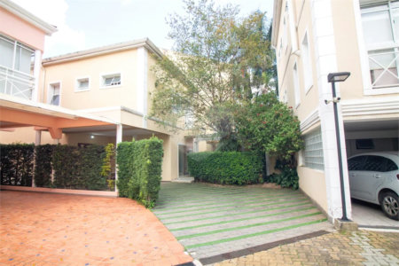Casa à venda com 4 quartos, sendo 3 suítes, no condomínio Residencial Sans Souci, São Paulo - SP