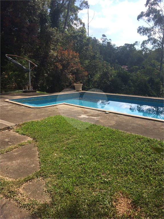 Casa à venda com 4 quartos, sendo 2 suítes, no condomínio Cinco Lagos, Mairiporã - SP