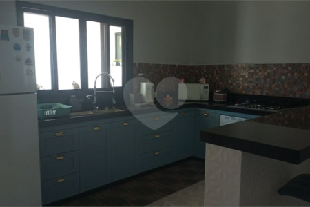 Casa à venda com 3 quartos, sendo 1 suíte,  no condomínio Village da Serra, Araçoiaba da Serra - SP