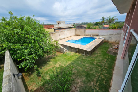 Casa à venda com 4 quartos, sendo 1 suíte,  no condomínio Jardim Shangri-lá, Atibaia - SP