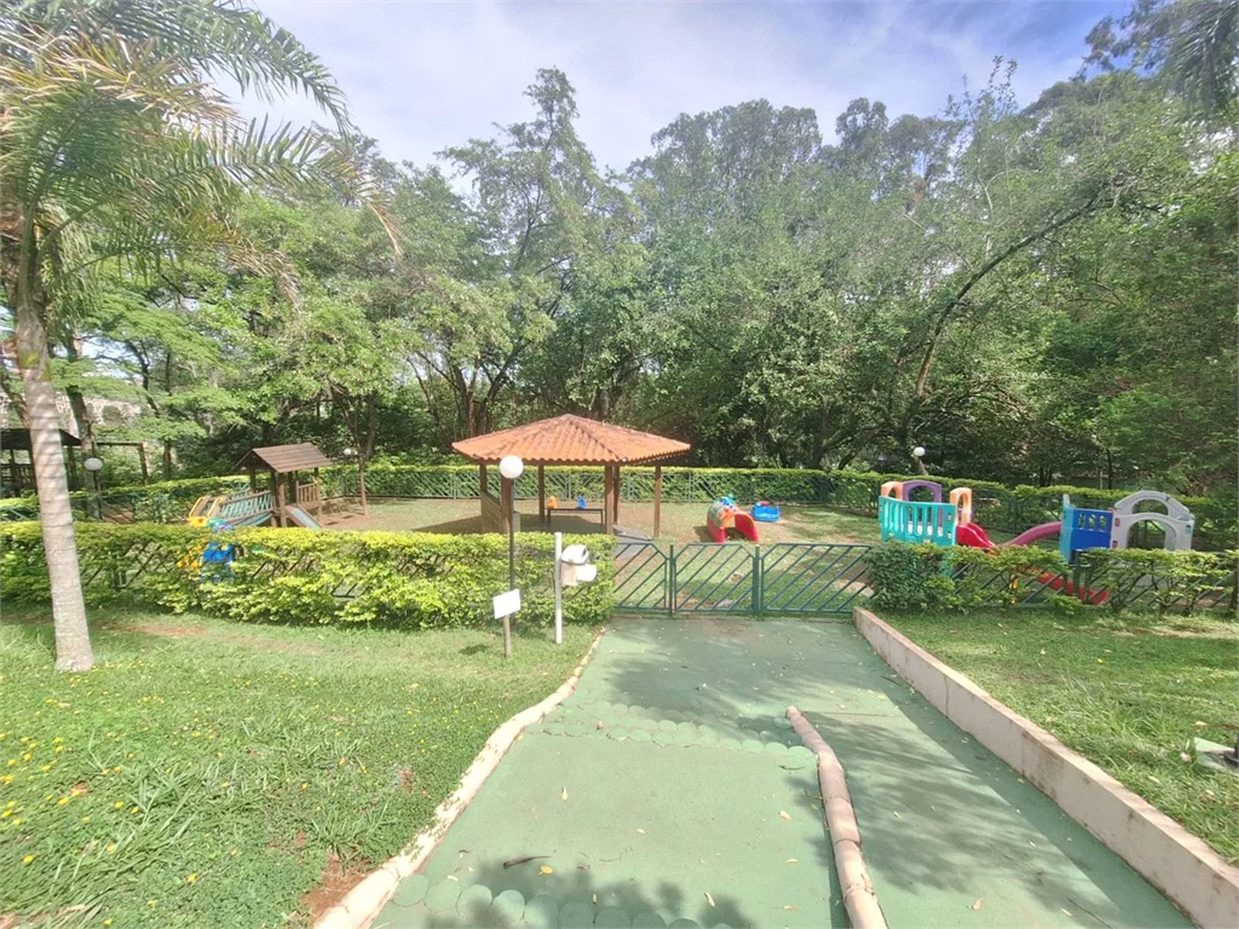 Casa à venda com 5 quartos, sendo 3 suítes, no condomínio Vila Panamericana, São Paulo - SP