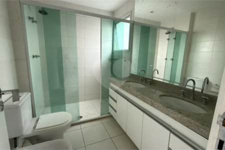 Apartamento de 155 m² com 4 dormitórios, varanda e 2 vagas de garagem. Condomínio com piscinas adulto, infantil e aquecida, lazer e portaria 24 horas.