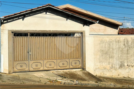 Casa á venda, com 03 Dormitórios, em São Carlos.