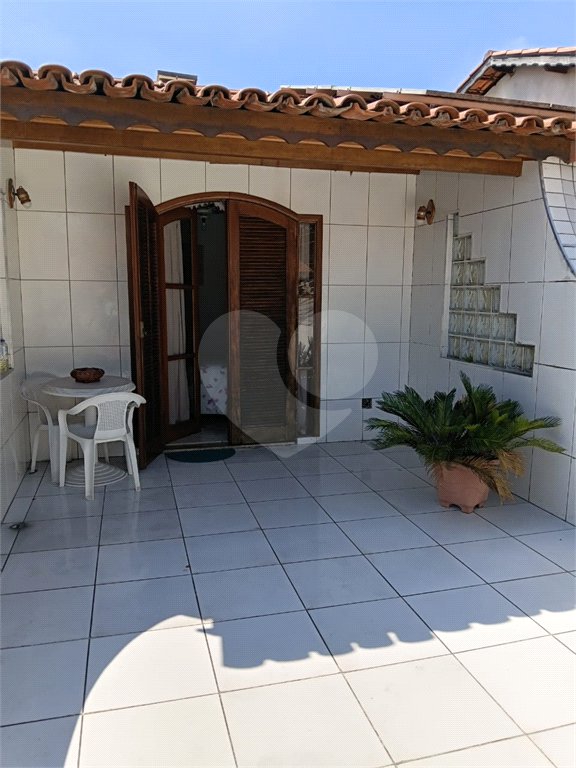Sobrado em condomínio fechado com 3 dormitórios e 100m2